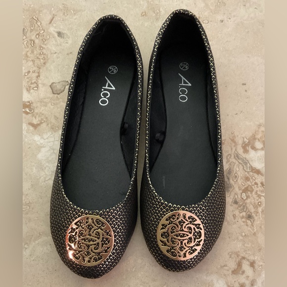 A.CO ● Black and Gold Flats with Metal Toe Accent ● Y2K - Picture 2 of 5